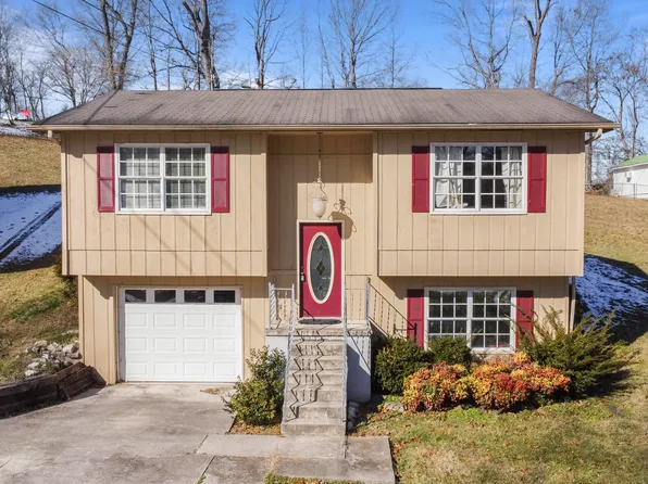 320 Hollifield Dr, Jacksboro, TN 37757