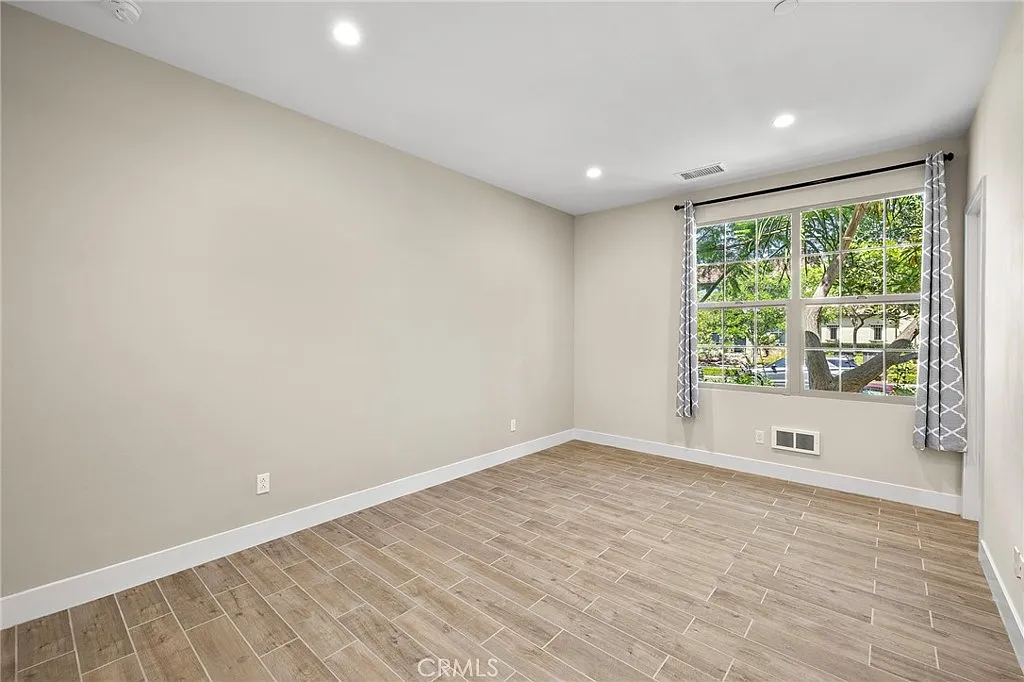 3 bed, 3.5 bath, 1500 sqft, $4,800 — Photo 2