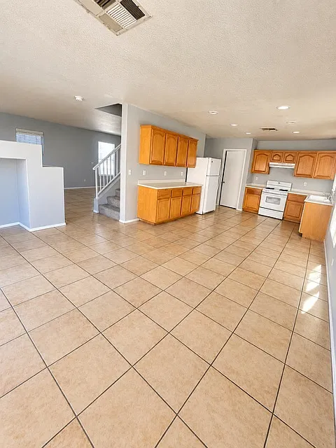 5 bed, 3.5 bath, 2204 sqft, $2,200 — Photo 4