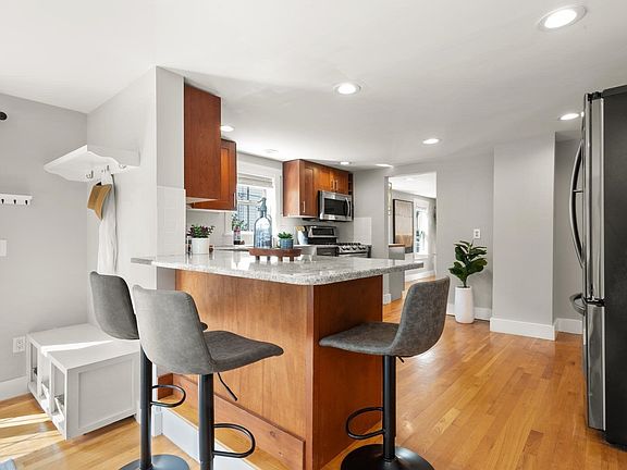 5th image of 76 Saunders St
