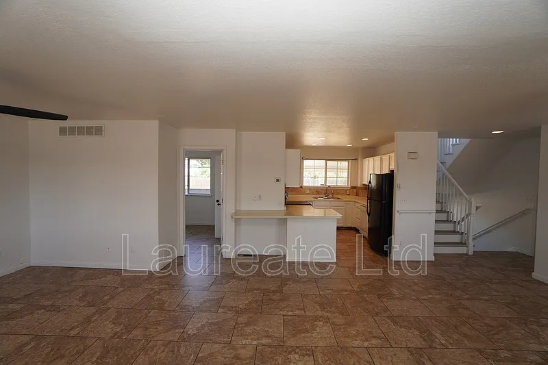 6 bed, 3.5 bath, 2250 sqft, $3,100 — Photo 2