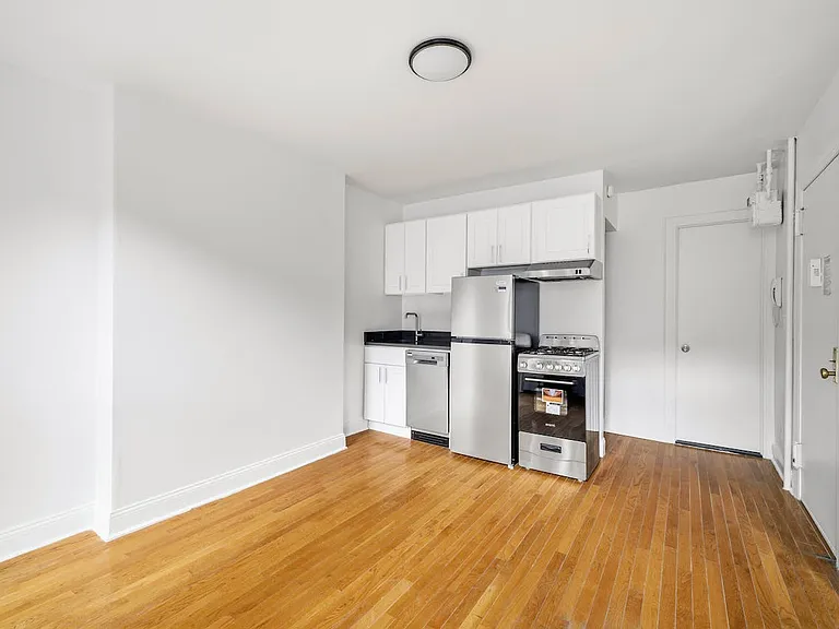 18 Cornelia St #1 — Photo 1