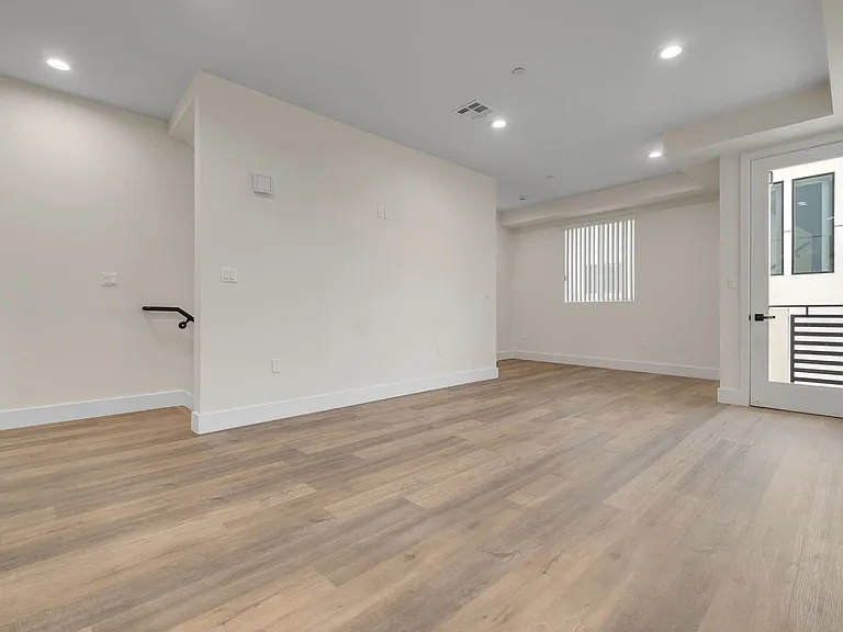 11619 Ayres Ave — Photo 9