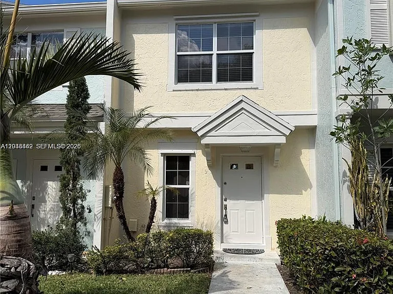 211 Mallory Ct #211 — Photo 1