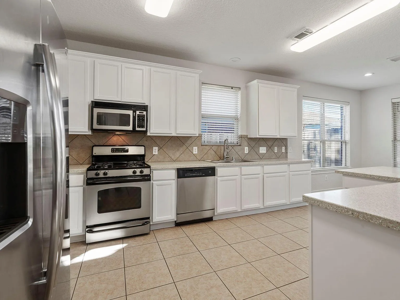 4 bed, 2.5 bath, 2887 sqft, $2,500 — Photo 1
