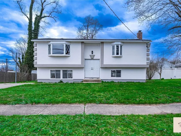 647 Clocks Boulevard, Massapequa, NY 11758