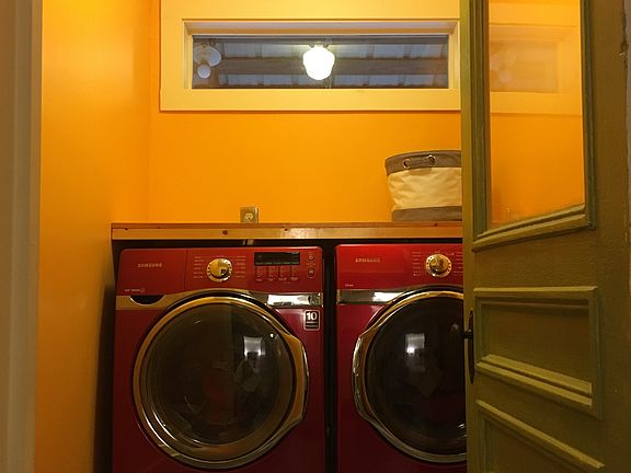  Walk in  laundry room 
