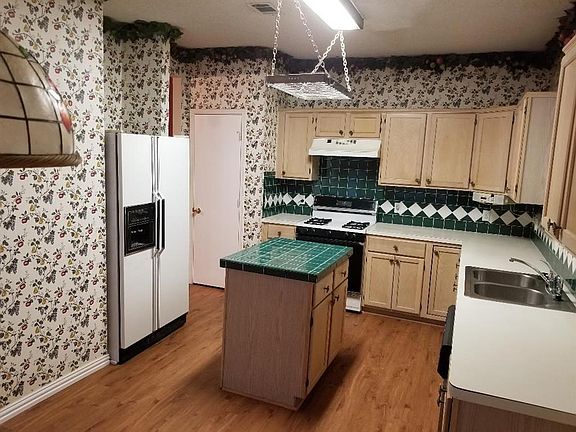 3rd image of 323 Oak Meadow Ln