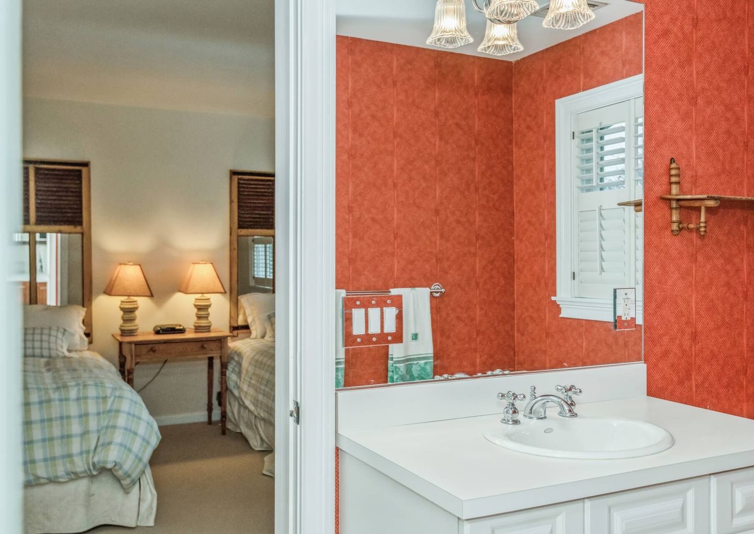  En-suite Twin Upstairs Guest Room With Shared En-Suite Bath