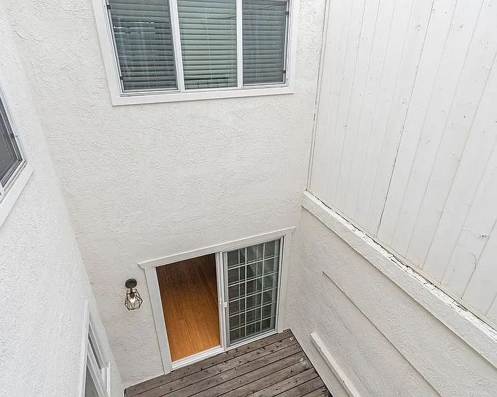 2410 Voorhees Ave #5 — Photo 25