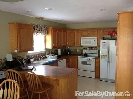 Kitchen
						:
						Appliances included. Neat Breakfast nook.