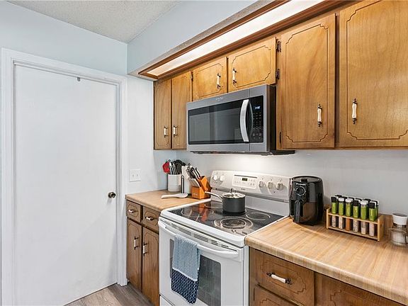 5th image of 156 W Peach Ave