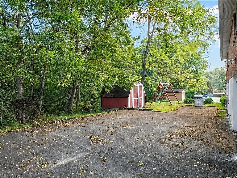 1423 Lakeside Dr — Photo 24