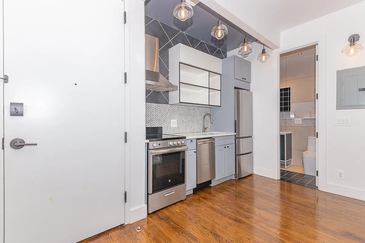 85 Graham Ave — Photo 2