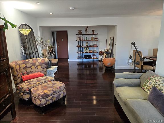 5th image of 210 E Broadway #1H