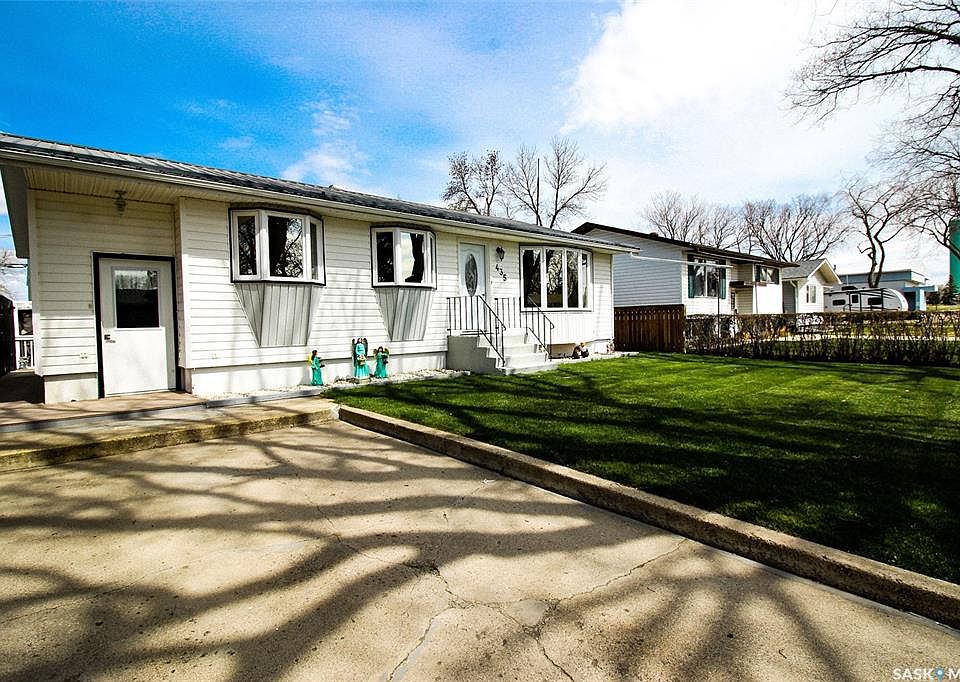 1st image of 435 3rd AVENUE E