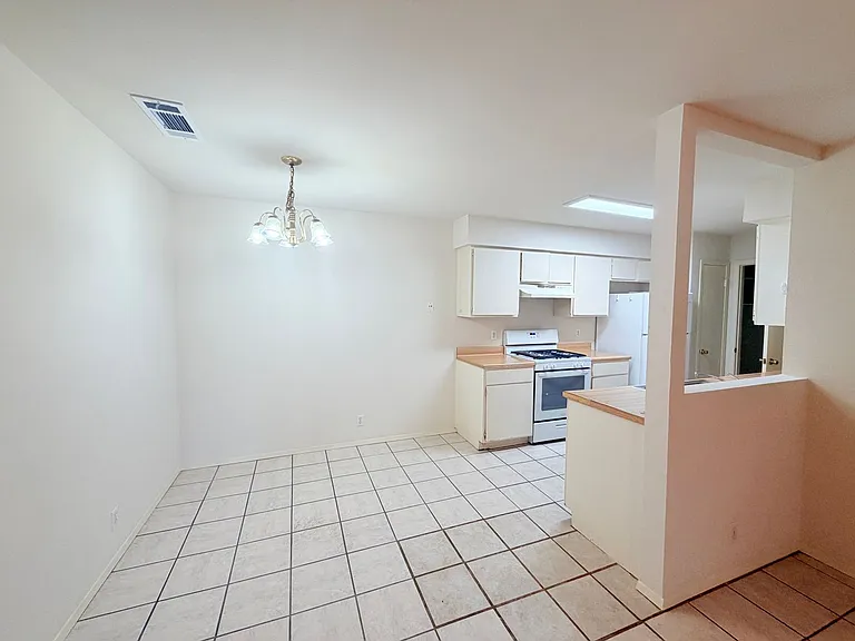 405 Parkhill Cv — Photo 8