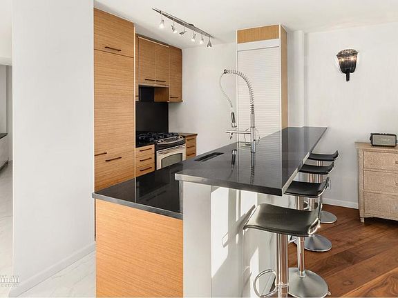 4th image of 1 Irving Pl APT P8g