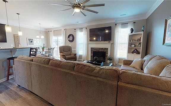 4th image of 605 Augustus Ln