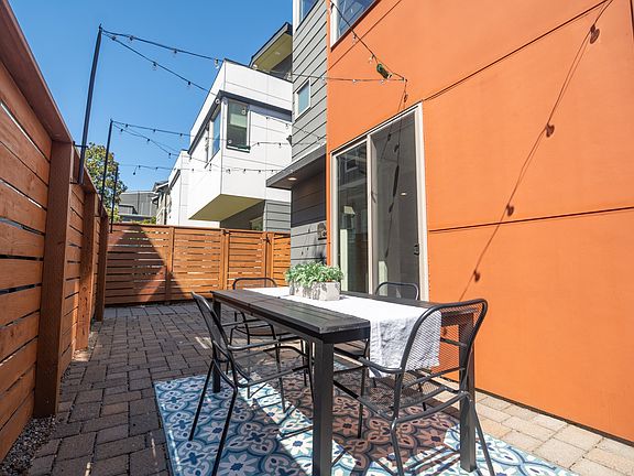 Private 200+sq ft front patio