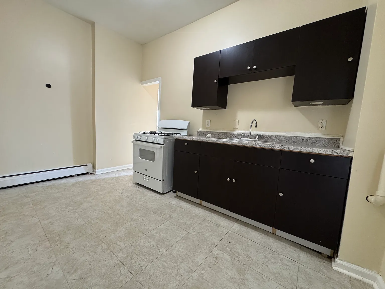 3 bed, 1100 sqft, $1,745 — Photo 4