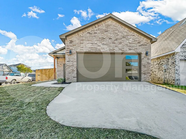 4207 Scarsdale Ln — Photo 1