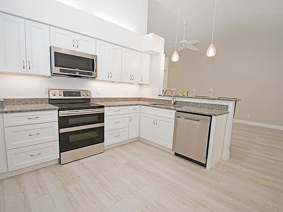 3rd image of 3450 Hillmoor Dr