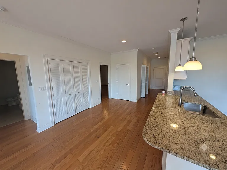 2352 W Byron St #301 — Photo 13