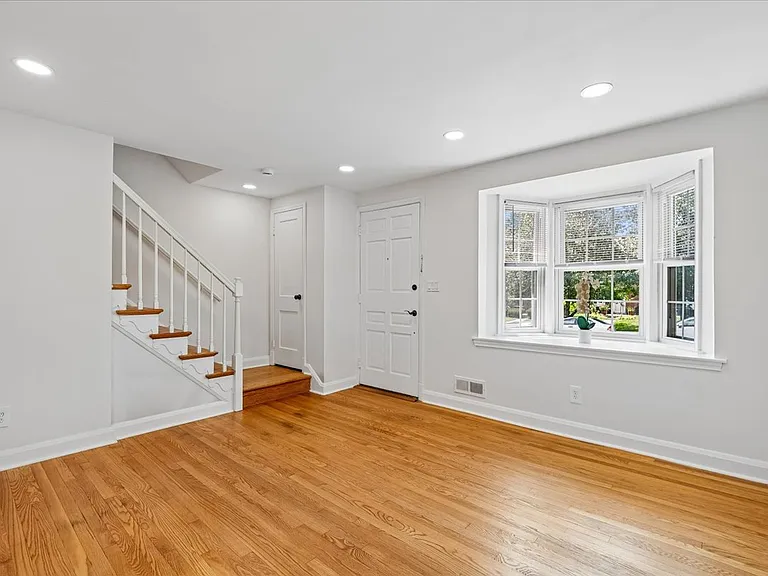1612 Hardwick Rd — Photo 4