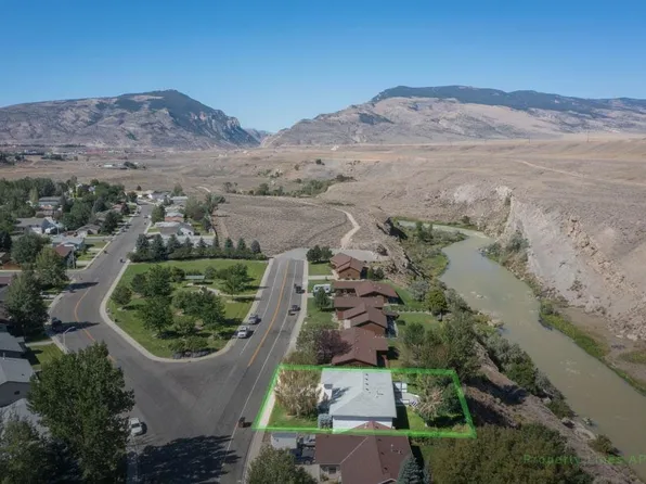 925 River View Dr, Cody, WY 82414