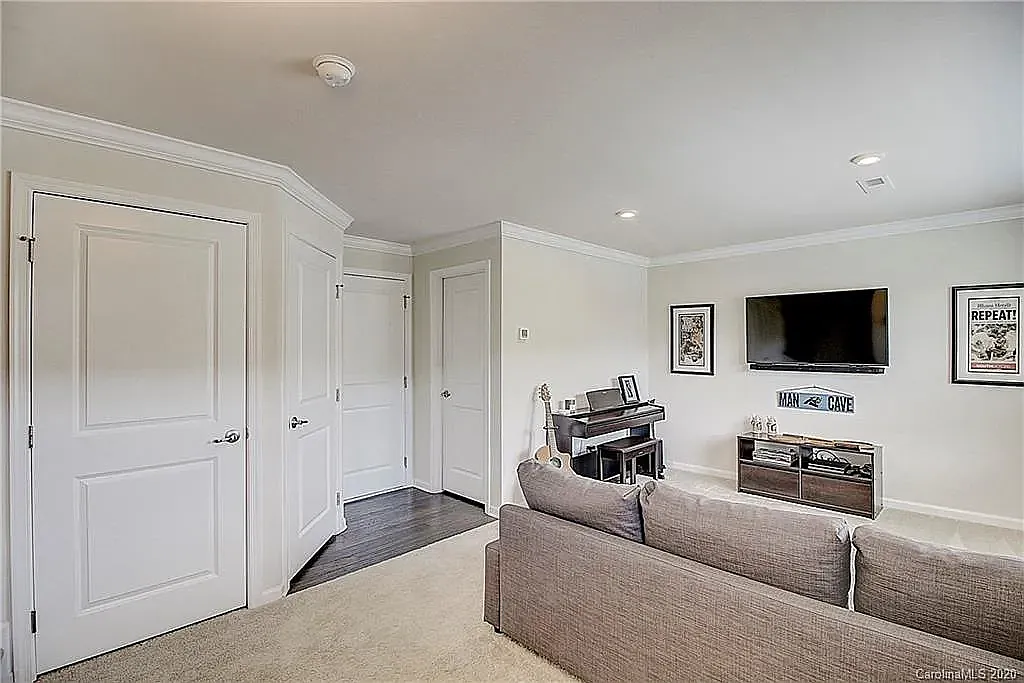 3 bed, 1993 sqft, $2,350 — Photo 4
