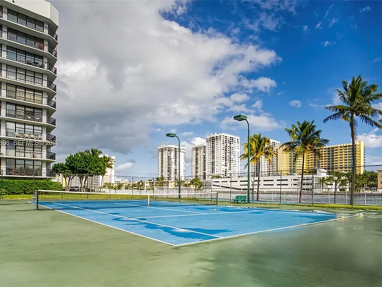 800 Parkview Dr #901 — Photo 40