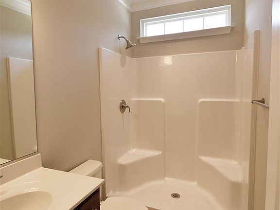 Full bath between second and third bedroom