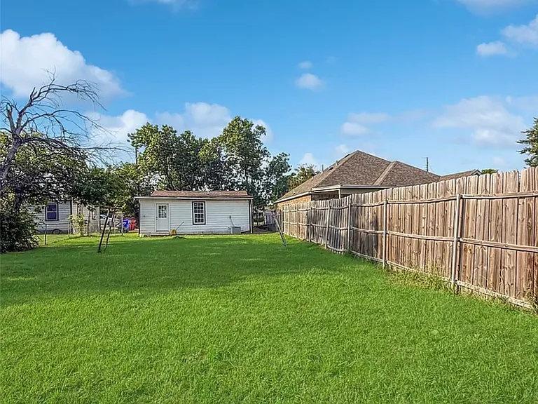 1013 Joe Bailey St — Photo 7