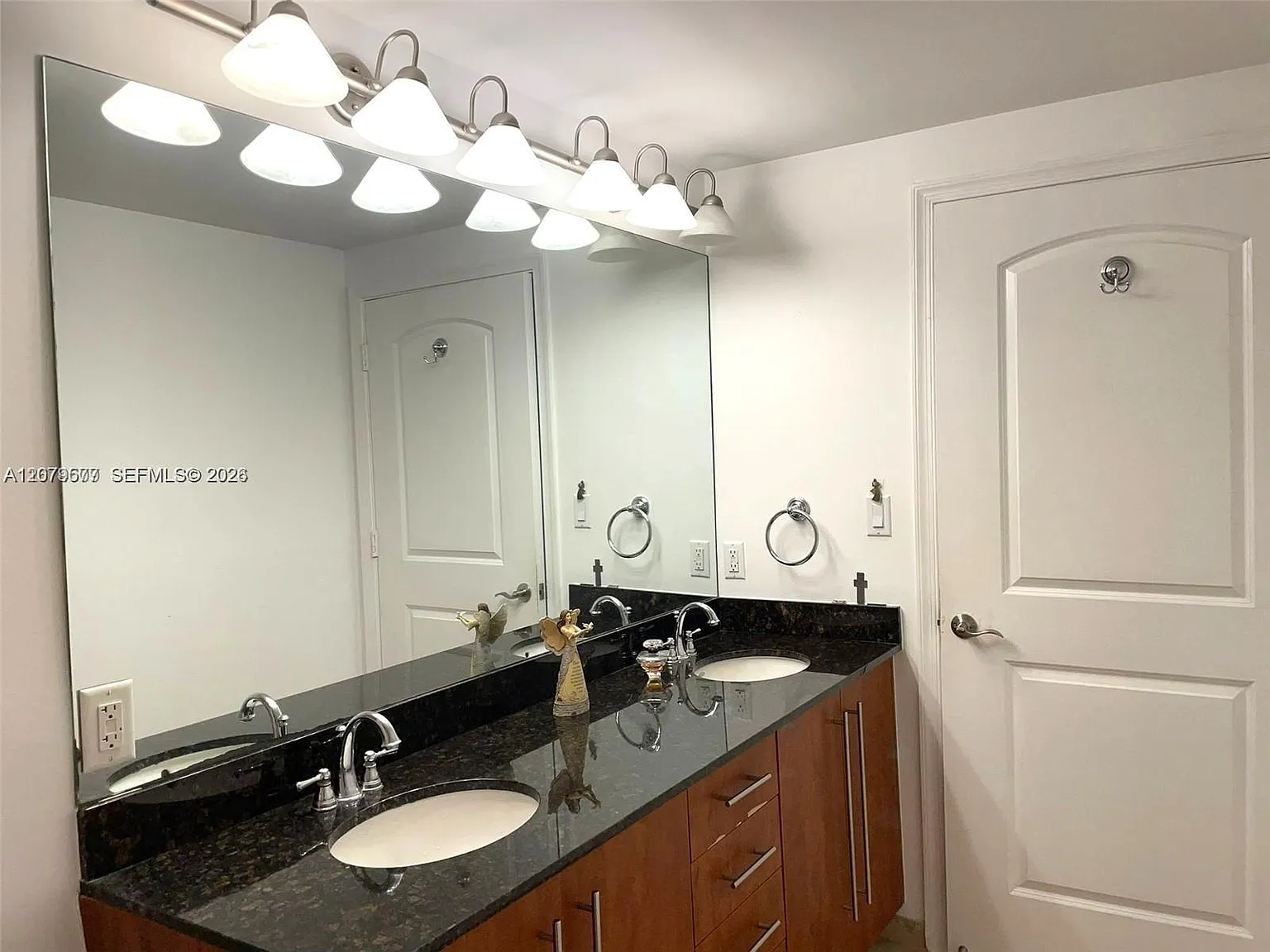 Toscano Condo — Photo 4