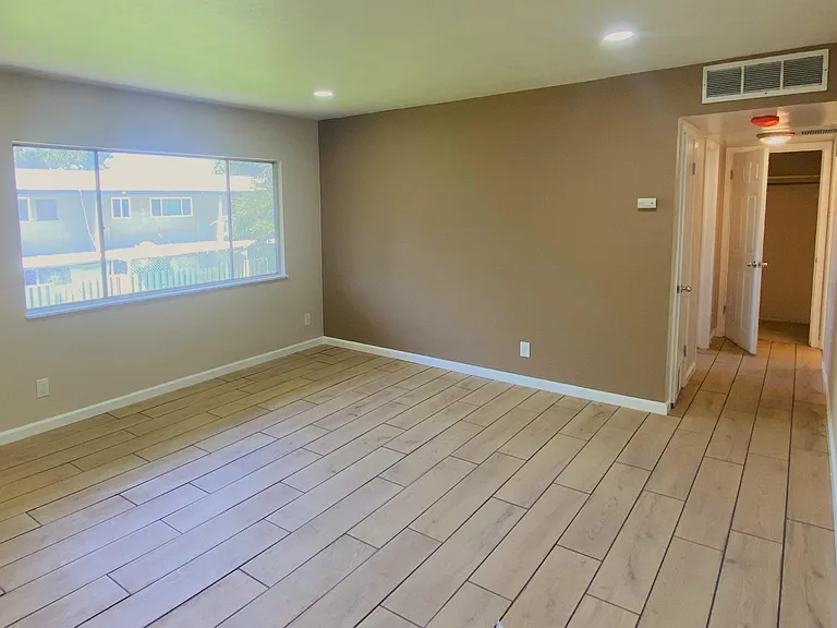 1132 Oleander Ave — Photo 4