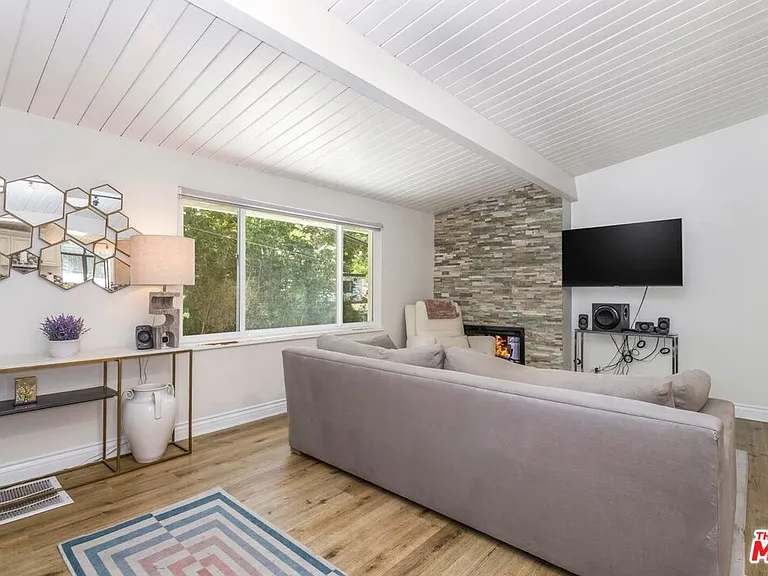 8876 Wonderland Ave — Photo 23
