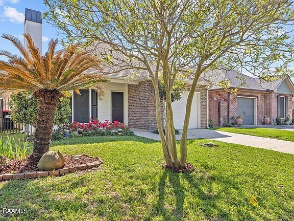 3rd image of 200 Woodoak Cir