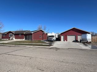 955 Saxton Dr, Huron, SD 57350