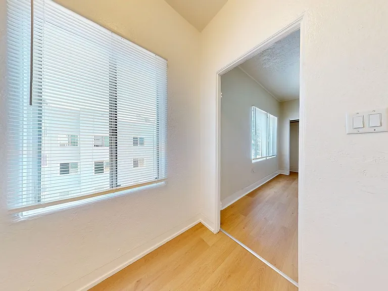 5452 Bancroft Ave — Photo 8
