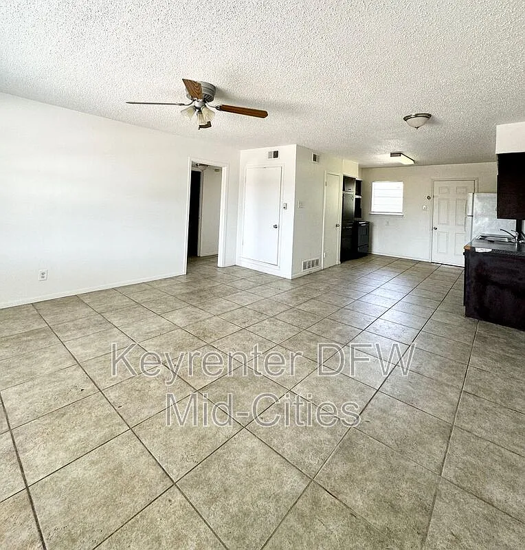 2 bed, 1.0 bath, 900 sqft, $1,050 — Photo 3