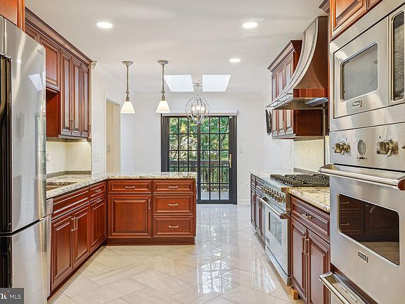 5th image of 6310 Chaucer View Cir
