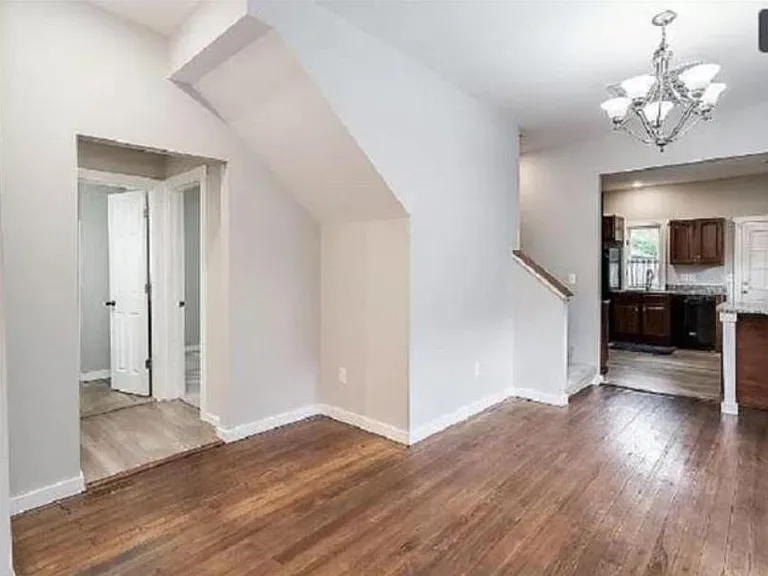 305 S Green St — Photo 14