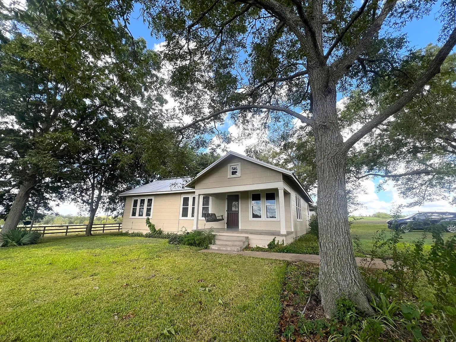 3 bed, 2.0 bath, 1320 sqft, $1,700 — Photo 2