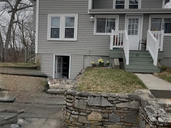 21 Plymouth St, East Greenwich, RI 02818