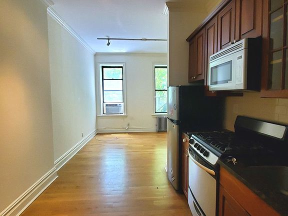 2nd image of 411 E 6th St APT 3A