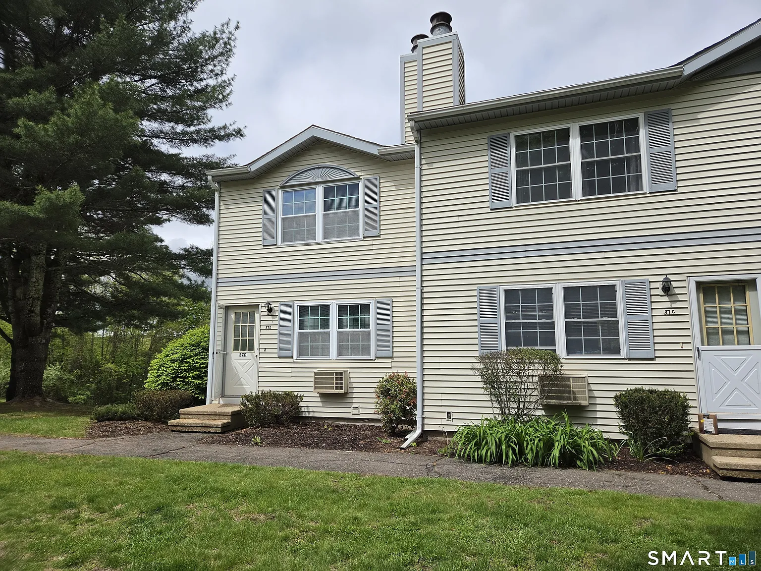 2 bed, 1.5 bath, 1376 sqft, $2,400 — Photo 2