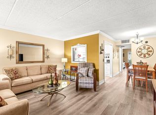 600 Village Green Ct APT 211, Palm Springs, FL 33461
