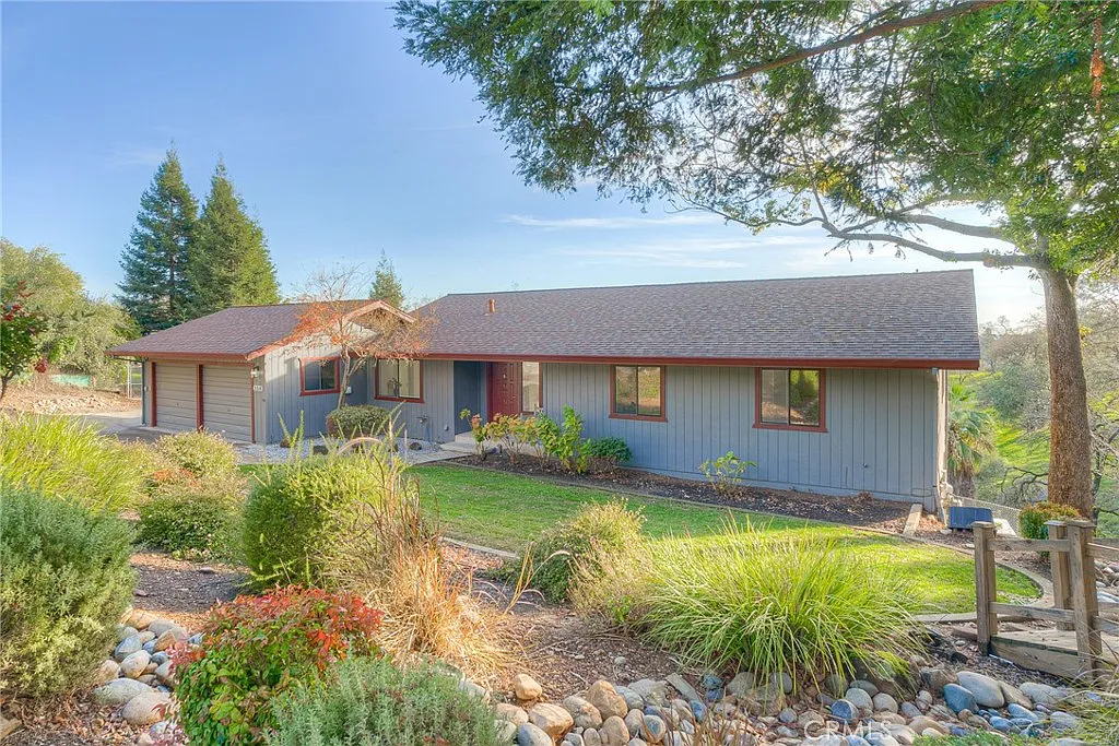 158 Acacia Ave photo 1