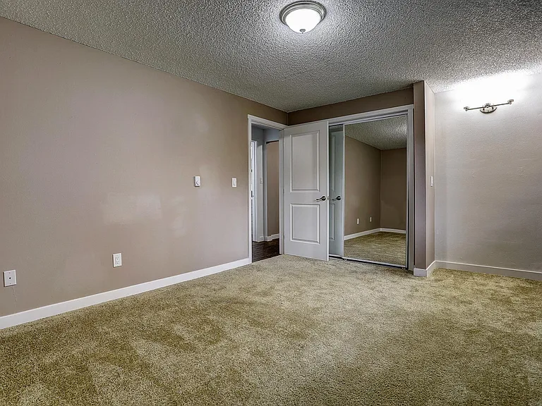 Sunset East Apartments — Photo 31
